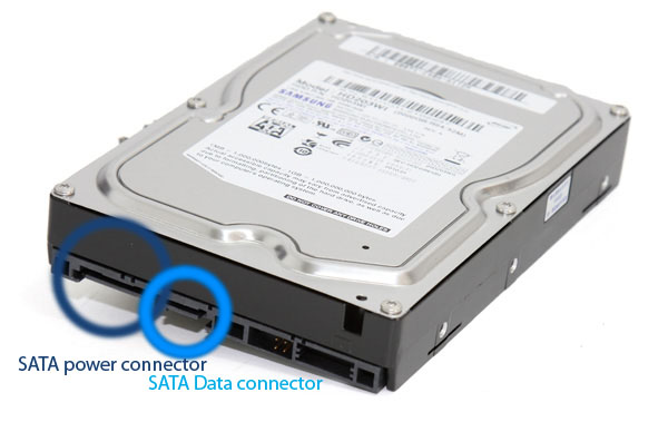 afbeelding van een sata data connector op een harde schijf