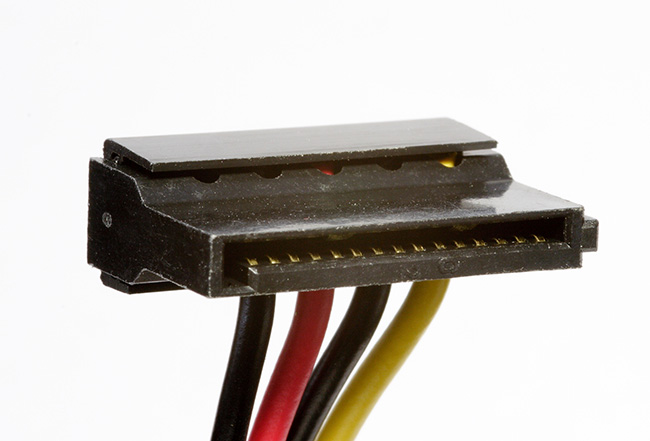 El conector SATA Power Plug voeding is dankzij de L vorm niet verkeerd aan te sluiten